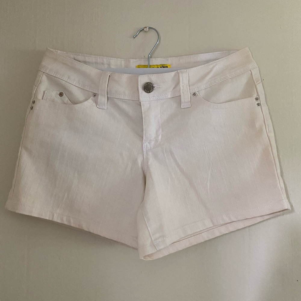 Wanna Betta Butt women’s Ivory mid rise stretch nwot shorts Size 9
